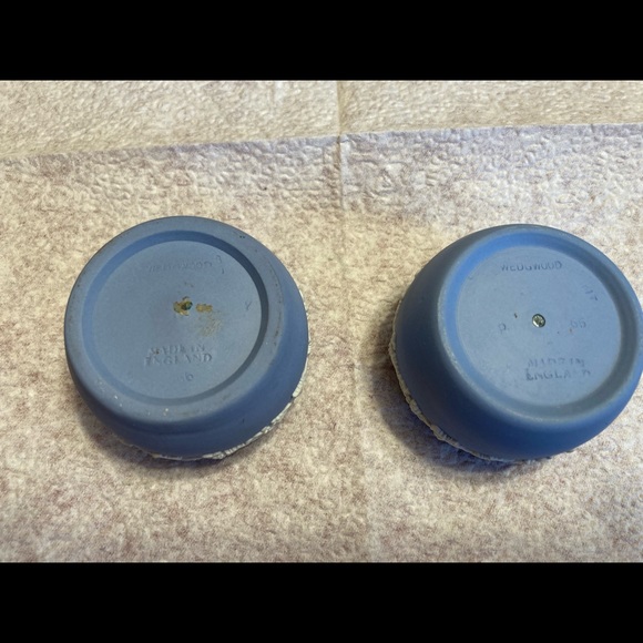 Wedgwood Jasperware Blue/White Salt Pigs set of two - Picture 4 of 5